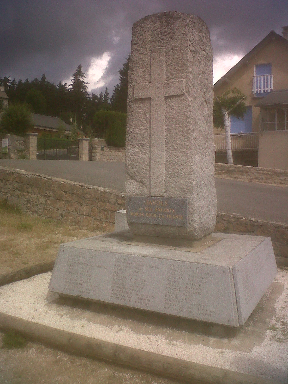 Le monument aux morts, place de Javols